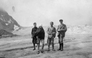 Al Passo del Gries con la guida alpina Achille Bacher (1929)
