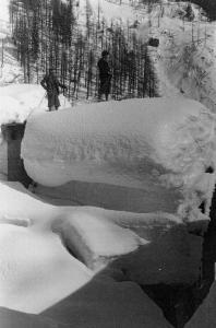 I tetti delle case di Canza sotto il peso della neve (1951)