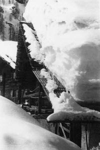 Le case di Canza sprofondate nella neve (1951)