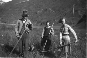 Persone che falciano il fieno a Riale (1930)