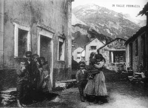 Bambini nel villaggio di Morasco (1900)