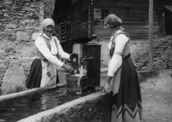 Ragazze alla fontana
